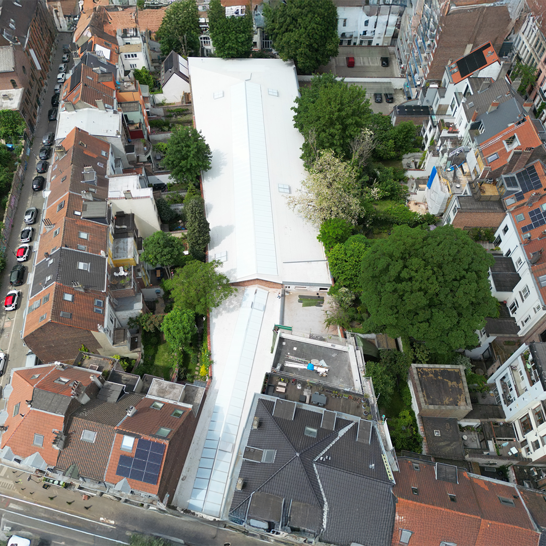 Isolation et rénovation de l’étanchéité de la toiture d’un bâtiment de Gestivan SA à Bruxelles En prévision de l’installation de panneaux photovoltaïques
